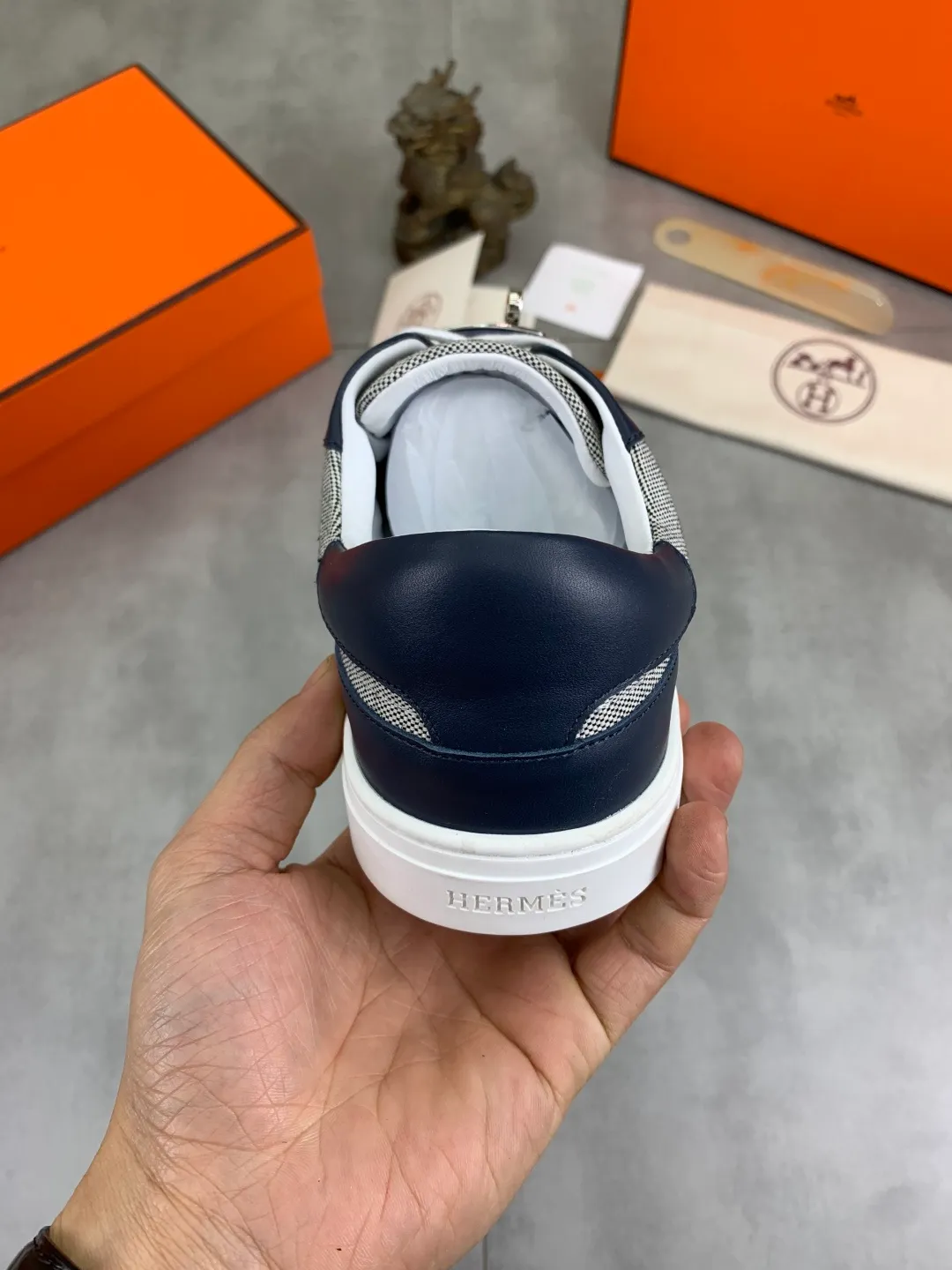 Men's men's shoes 💰P640 New Hermes top version Hermès classic couple style #𝐊𝐞𝐥𝐥𝐲 buckle casual white shoes skateboard shoes that will not conflict with shoes at all. Full of unknowns, Hermès rarely produces flat casual shoes and they are paired with classic palladium-plated Kelly shoe buckles! You'll fall in love with it at first sight. It's super versatile and can be worn with any skirt or pants. 🉑️Close your eyes and wear it. It's super noble. Fabric: Specific cowhide/canvas material. Lining: Sheepskin lining. Outsole: Original molded TPU outsole. Size: 35-45.